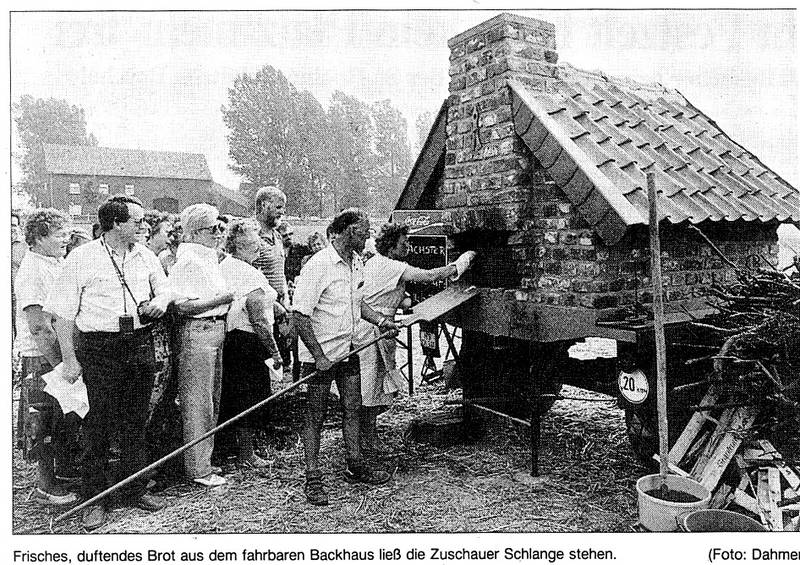 1990: "Frisches, duftendes Brot aus dem fahrbaren Backhaus ließ die Zuschauer Schlange stehen"