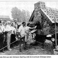 1990: "Frisches, duftendes Brot aus dem fahrbaren Backhaus ließ die Zuschauer Schlange stehen"