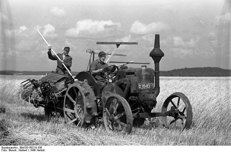 Bundesarchiv_Bild183-R0210-336,_Rügen,_Ernte_von_Getreide.jpg