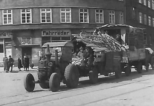 TreckmitTraktorSchwerin3.Mai45.jpg
